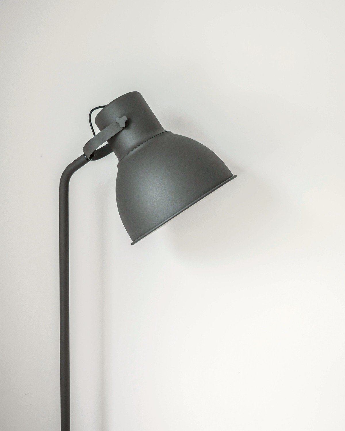 Lampa stołowa i podłogowa we wnętrzu