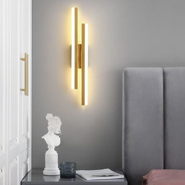 Smukła ścienna lampa LED o minimalistycznym wzornictwie