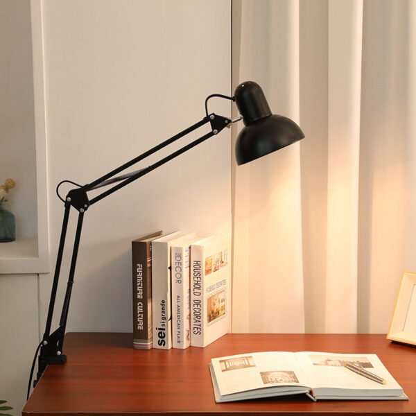 Minimalistyczna lampa biurkowa z klipsem i regulowanym ramieniem