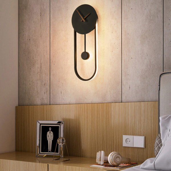Owalna ścienna lampa LED w stylu skandynawskim z zegarem
