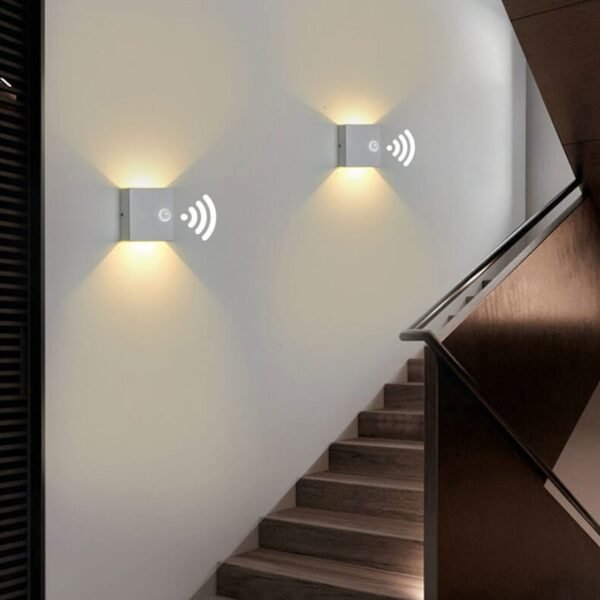 Zewnętrzna lampa ścienna LED z czujnikiem ruchu
