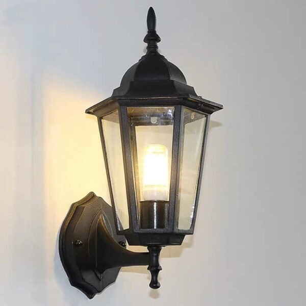 Klasyczna lampa ścienna w stylu cottage i vintage