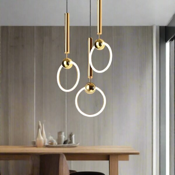 Złota lampa wisząca w stylu nordyckim