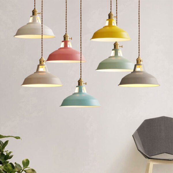 Kolorowa industrialna lampa wisząca z pojedynczym kloszem