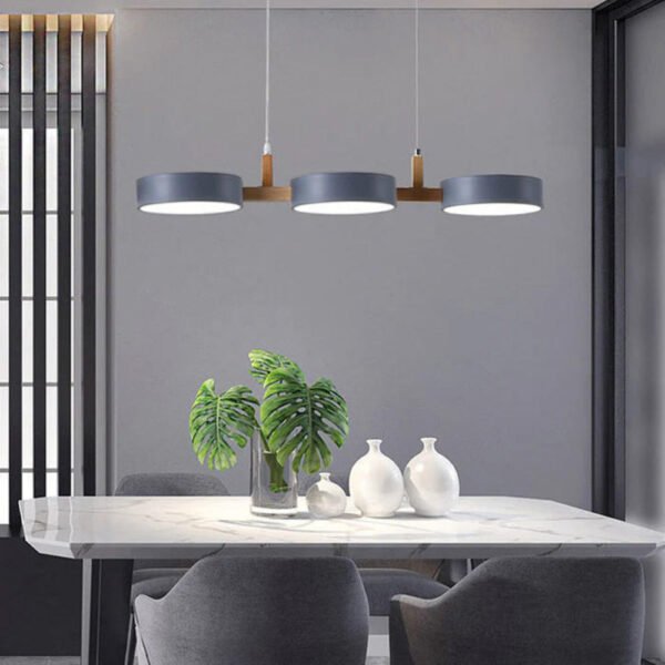 Minimalistyczna lampa wisząca w ciepłych, naturalnych kolorach