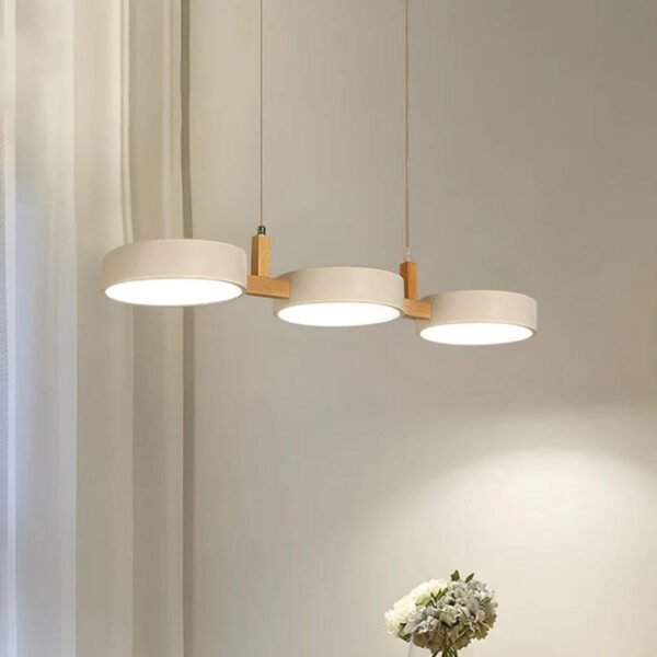 Minimalistyczna lampa wisząca w ciepłych, naturalnych kolorach