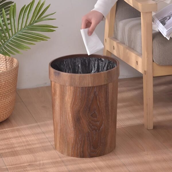 Minimalistyczny kosz na śmieci o wyglądzie drewna, 8L
