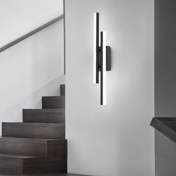 Smukła ścienna lampa LED o minimalistycznym wzornictwie