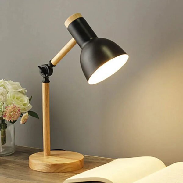 Niewielka lampa biurkowa z regulowanym ramieniem
