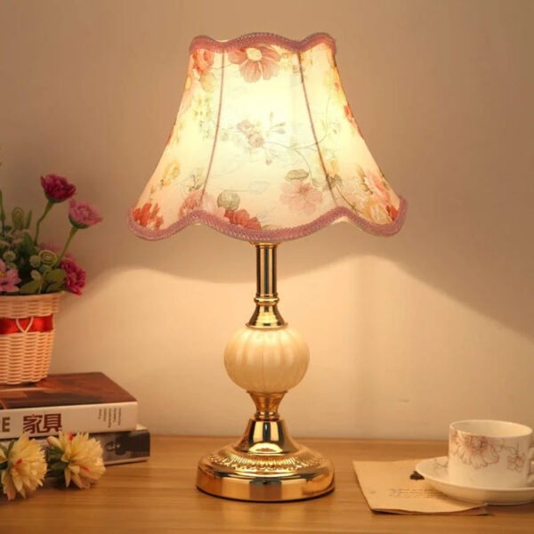 Lampa biurkowa i stołowa vintage z kwiatowym kloszem