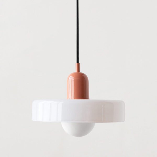 Nowoczesna lampa wisząca z kolorowymi szklanymi akcentami