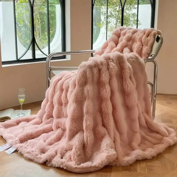 Dwustronny koc z teksturowanym wzorem bąbelkowym