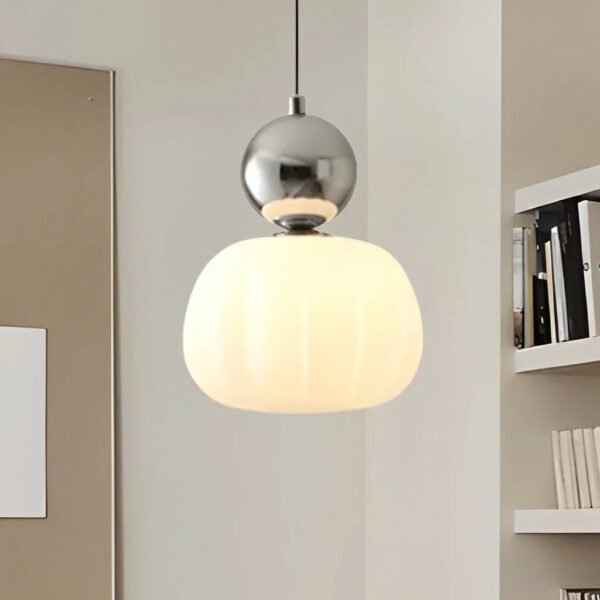 Kremowa lampa sufitowa wisząca w stylu Art Deco