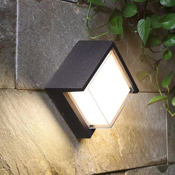 Dekoracyjna zewnętrzna lampa ścienna LED z czujnikiem ruchu