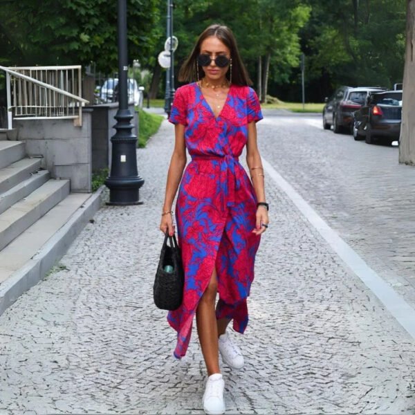 Elegancka dopasowana sukienka midi z dekoltem V
