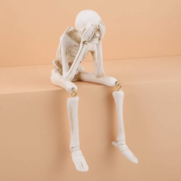 Ozdobny szkielet z wiszącymi nogami na Halloween