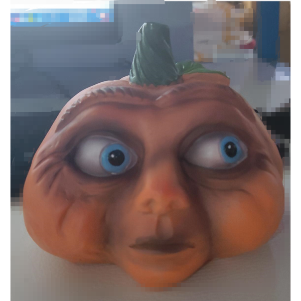 Stojąca figurka dyni halloweenowej z ekspresyjną twarzą