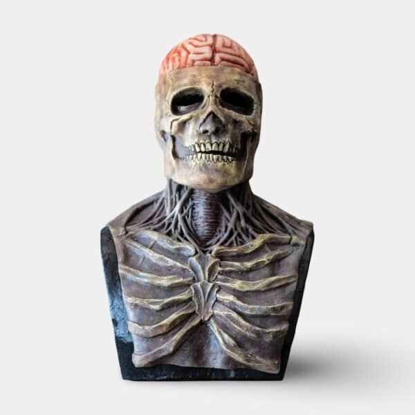 Lateksowa maska czaszki z torsem i odsłoniętym mózgiem na Halloween