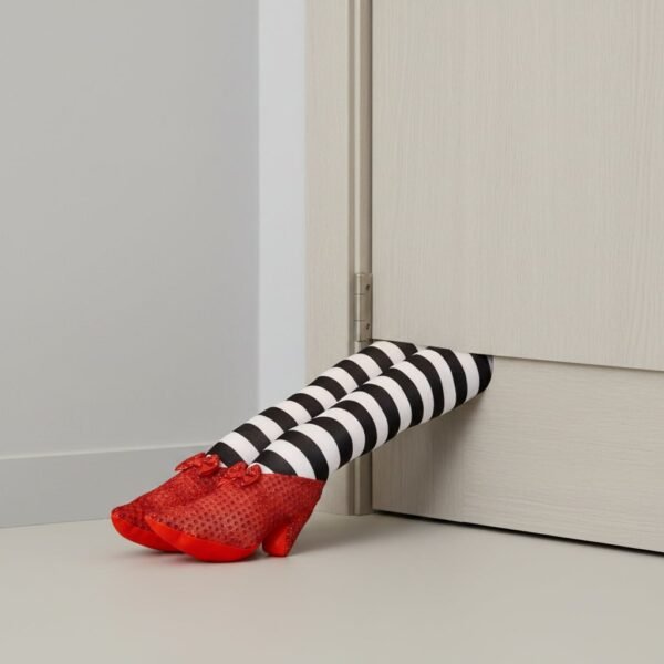 Halloweenowy stoper do drzwi – nogi czarownicy z cekinami i kokardkami