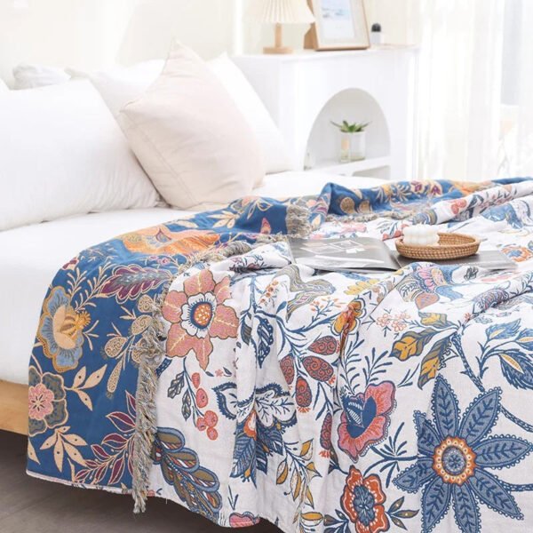 Dwustronny koc boho w kwiaty z dekoracyjnymi frędzlami
