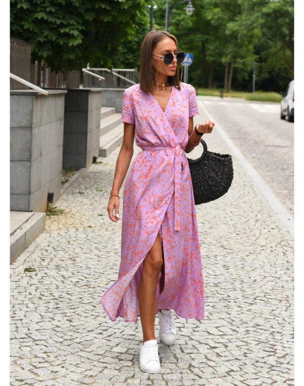 Elegancka dopasowana sukienka midi z dekoltem V