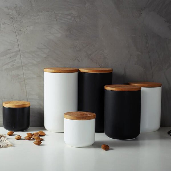 Ceramiczny pojemnik kuchenny z pokrywką z litego drewna