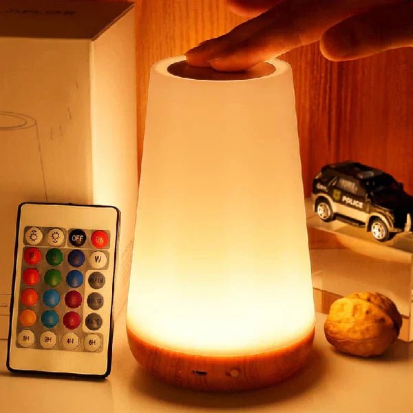 Dotykowa lampka nocna z kilkoma kolorami światła